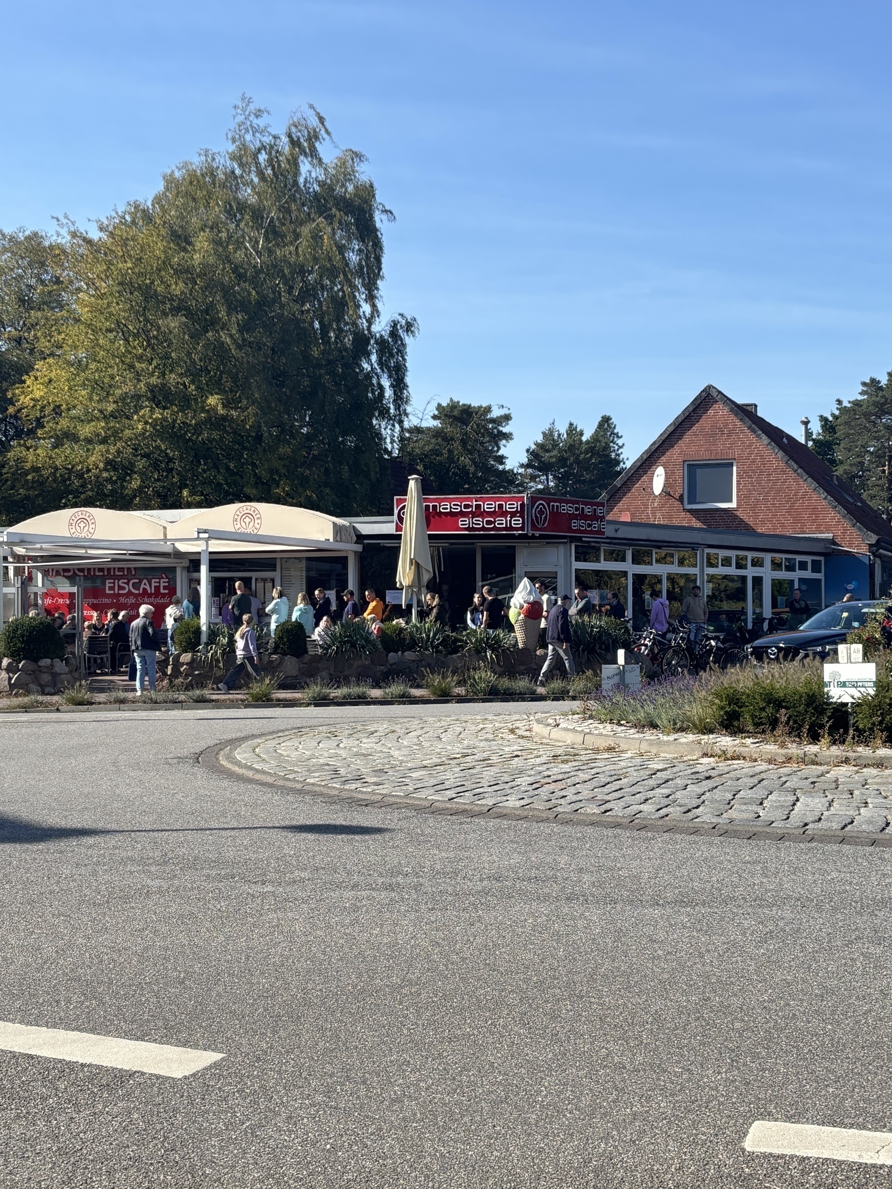 Line around the corner and dozens of bikes at the ice cream cafe in Maschen