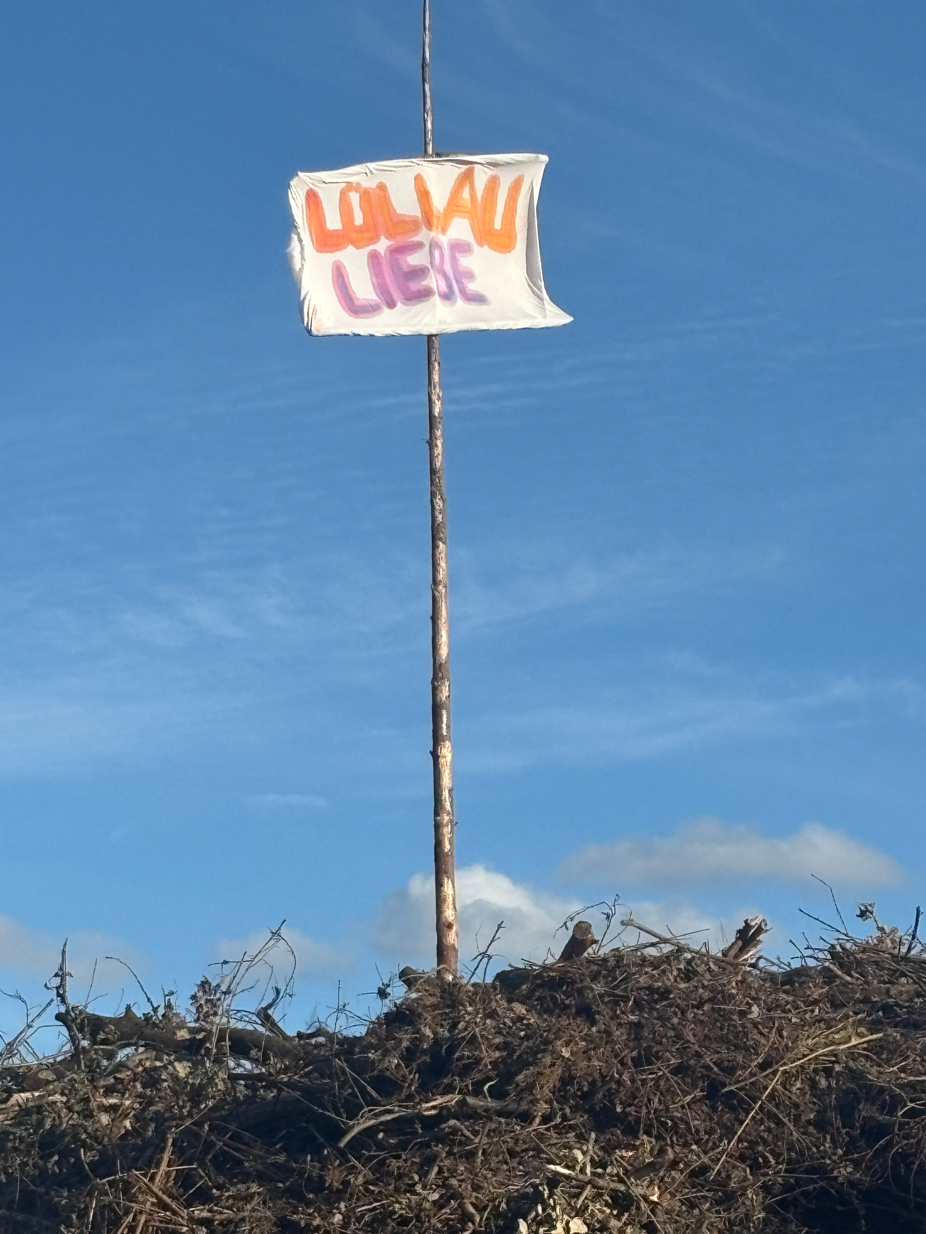 Bonfire before ignition, flag „Lüllau Liebe“