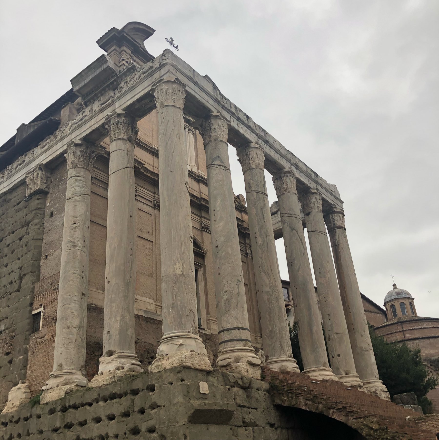 Ashtonishing interior of the roman forum with big pilars
