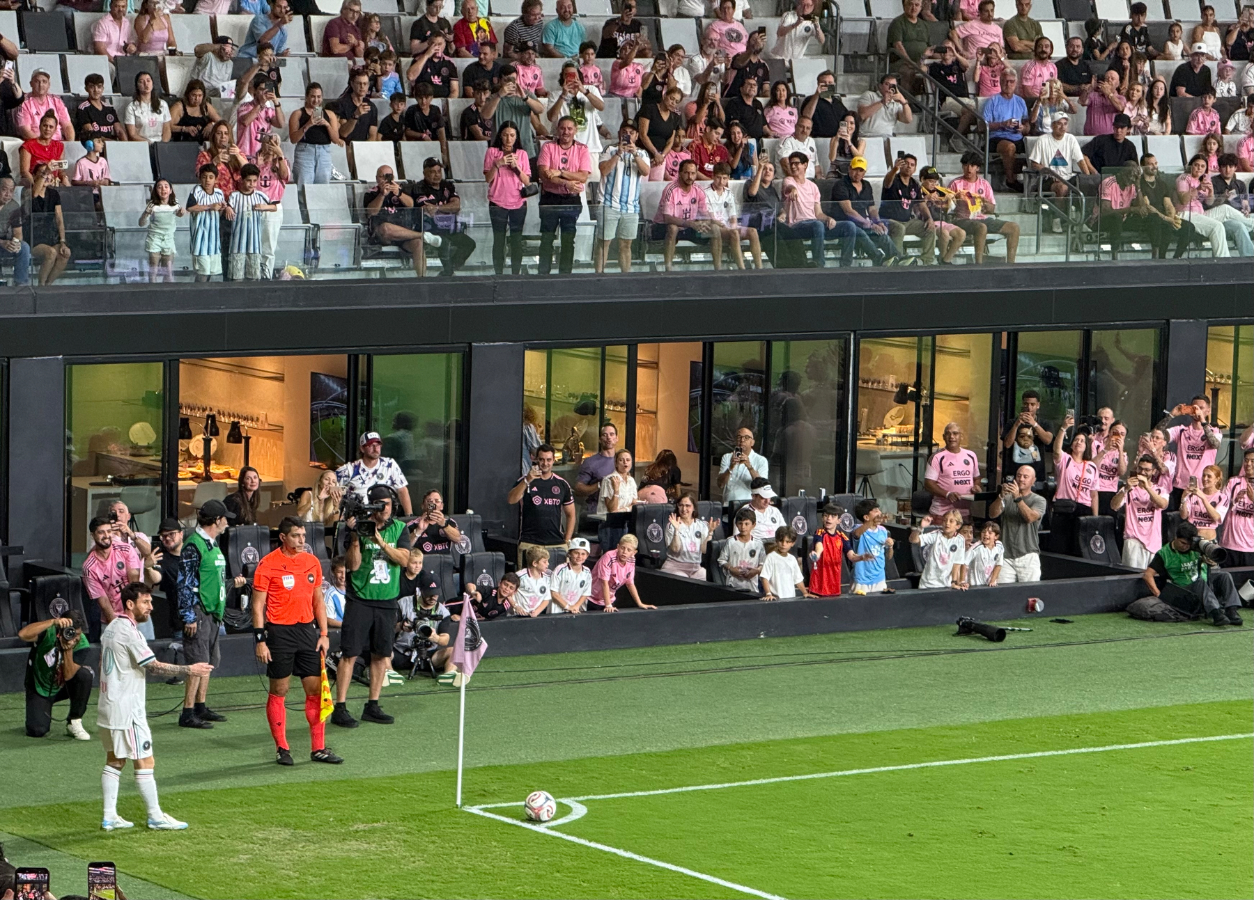 Messi taking a corner
