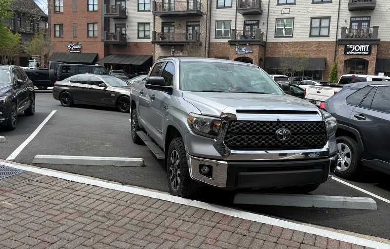 Photo of some jackass pickup truck parked in two spots