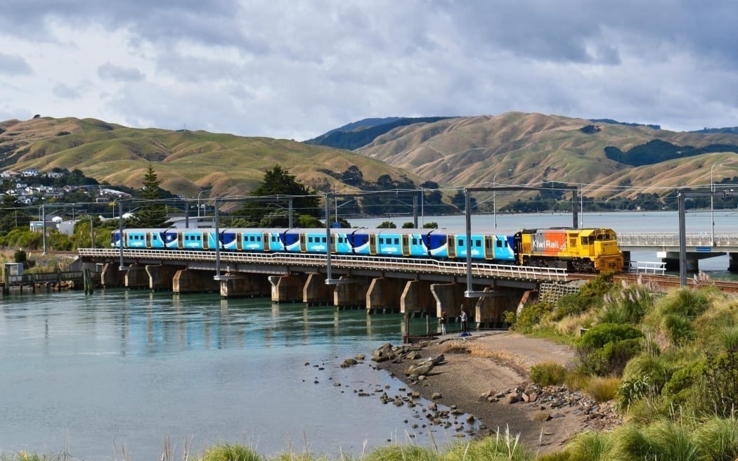 A train with several carriages crosses a bridge. 